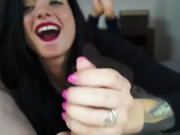 黑髮洋妞幫你打手槍解決生理問題