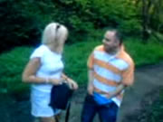 在公園說服金髮女士與壯男性愛