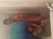 阿拉伯情侣在浴室自拍做活塞運動