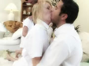 這些淫蕩的蕩婦迷戀與壯男群交