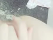 姐姐在浴室洗澡時自慰揉奶