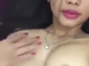 越南妹翹起大肥臀特寫 抓著揉捏又大又軟