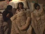 妹妹帶女朋友回家在我的房間睡卻一起