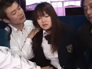 痴漢地鐵被侵犯的爆乳製服學生妹